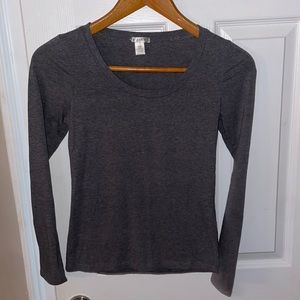 🌹Grey Long-Sleeve Shirt!